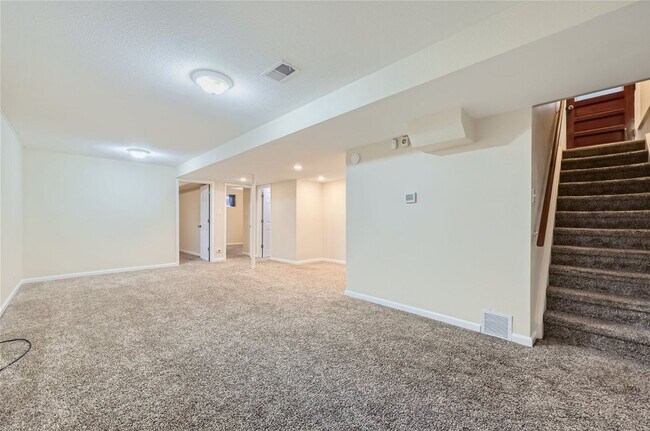 Foto del edificio - Great location! Updated 3Bed/2Bath Ranch with full basement, wood floors, and large fenced-in-yard!