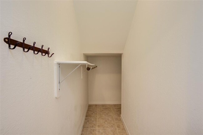 Building Photo - 6 Littlehill Cir