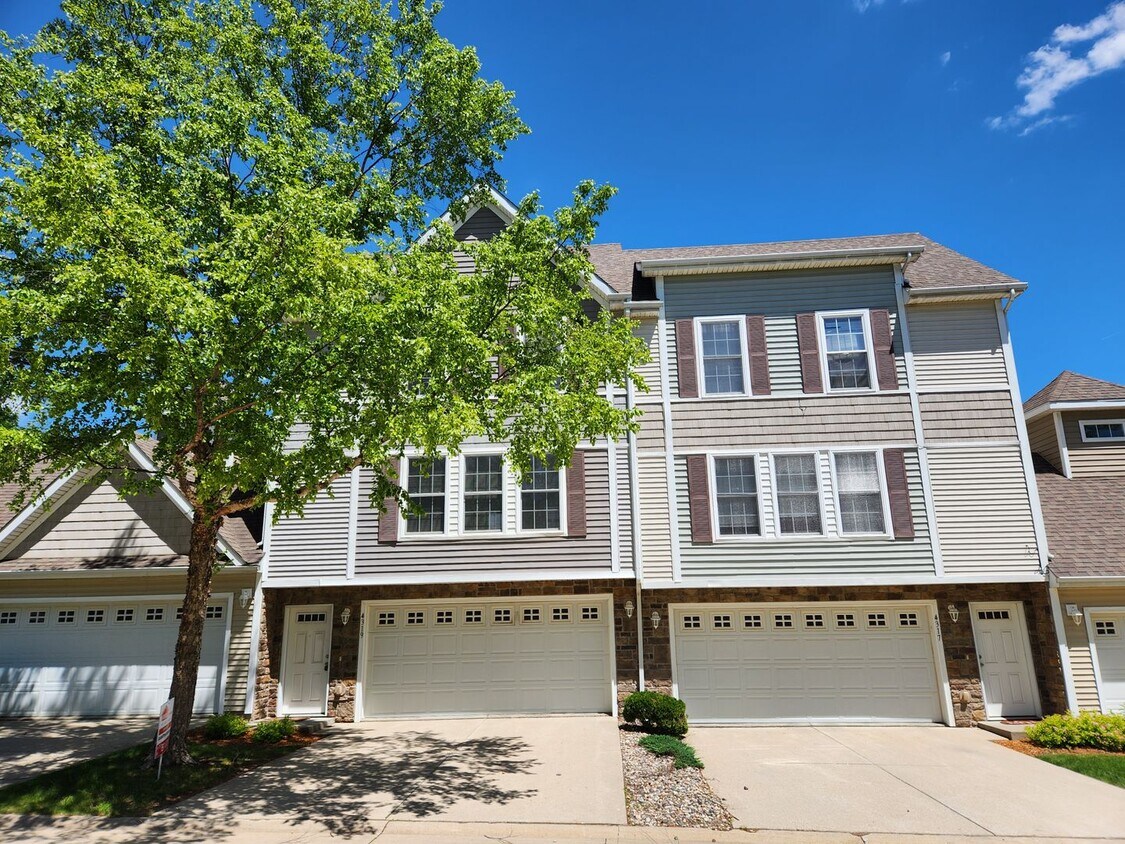 Primary Photo - 2 Bedroom, 2.5 Bathroom Townhome with two ...