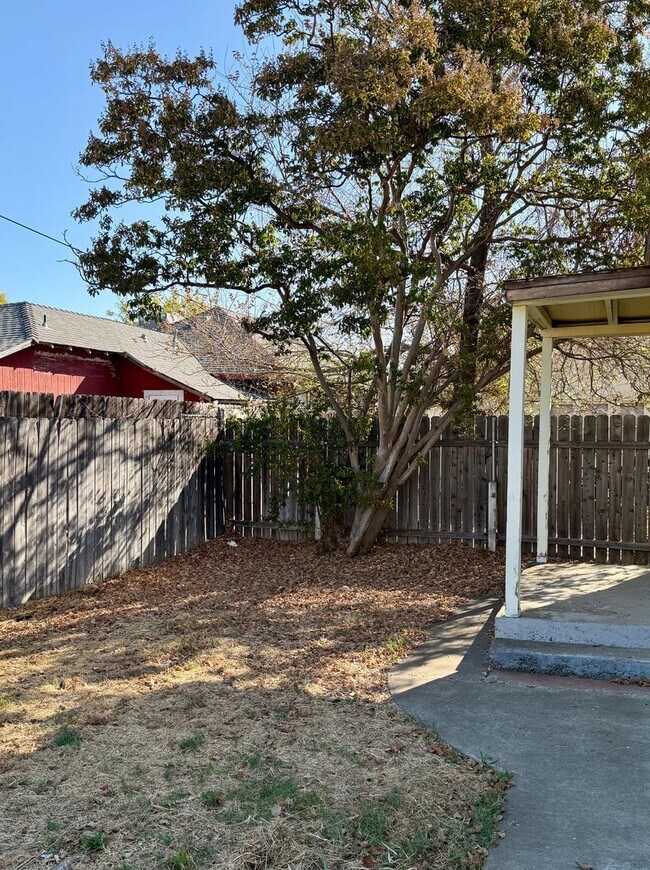 Building Photo - Available Now! 1 Bedroom House