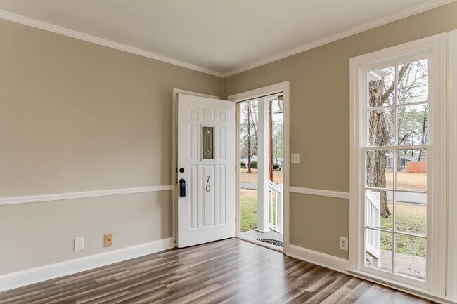 Foto del edificio - Three bedroom two bath