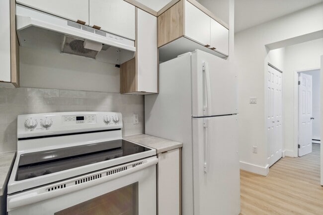 Building Photo - WELCOME TO GARDENSTONE - TWO BEDROOM PLUS DEN APARTMENT AVAILABLE