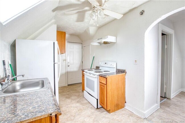 Building Photo - 777 William St