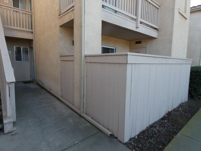 Building Photo - Bright and Fresh Downstairs 1 bedroom Condo at Las Palmas