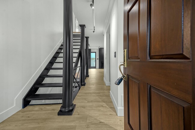 Building Photo - 3 Bedroom Luxury Condo