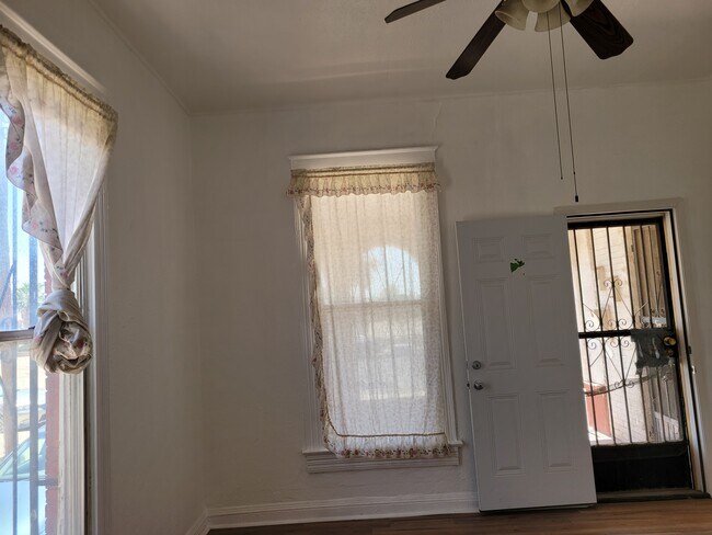 Living room - 905 Wyoming Ave