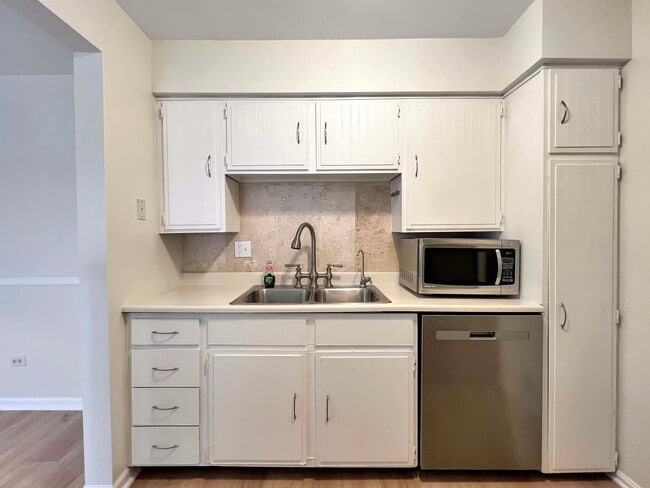 Foto del edificio - 6153 Knoll Way Dr