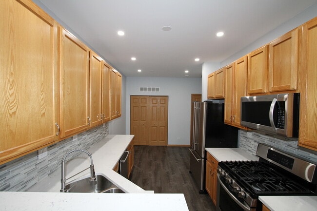 Building Photo - 2534 Hillsboro Blvd