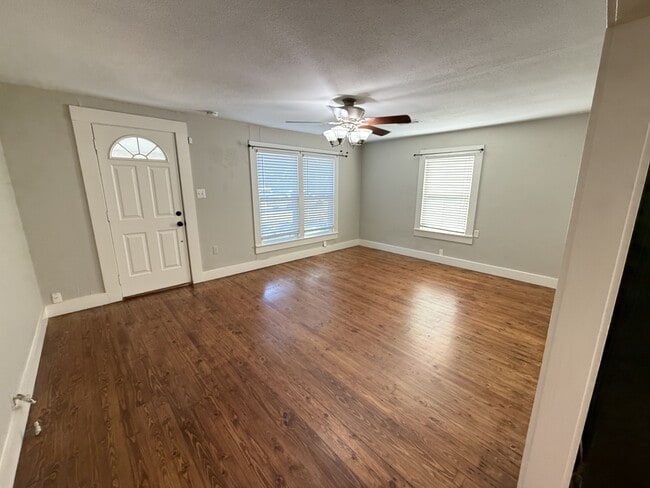 Photo - 907 Church St House