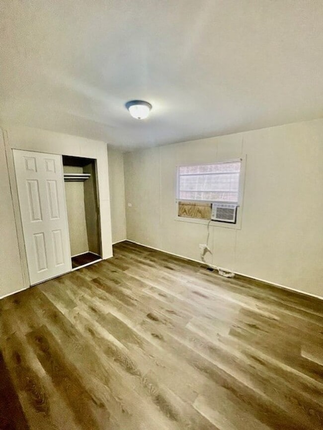 Building Photo - Adorable  3 bedroom 2 bath Mobile Home located it Dallas