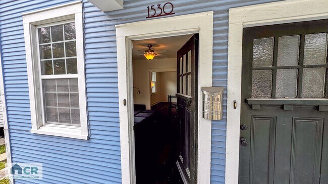 Foto del edificio - 6bd/3ba with Central AC Walking Distance to Campus. Text 727-459-4141 for more info!