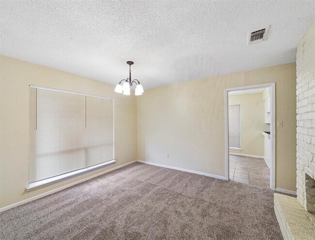 Building Photo - 13835 Oakwood Ln