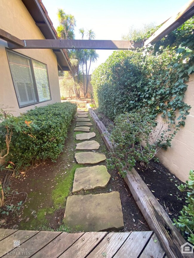 Building Photo - 2bd/2ba Condo in Eastside Sonoma!