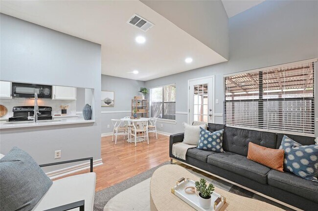 Foto del edificio - 512 Eberhart Ln