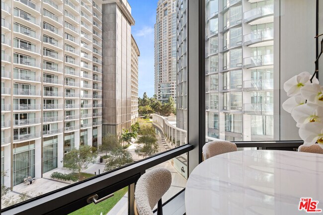 Foto del edificio - 211 Elm Ct