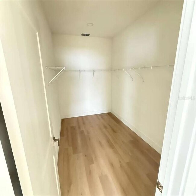 Foto del edificio - 13277 Center Ave