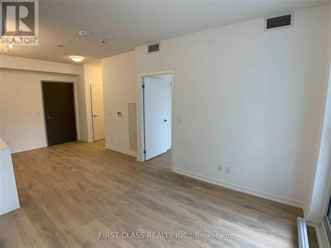 Photo du bâtiment - 32 Forest Manor Rd