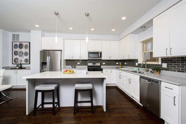 Foto del edificio - 3233 S Stewart Ave