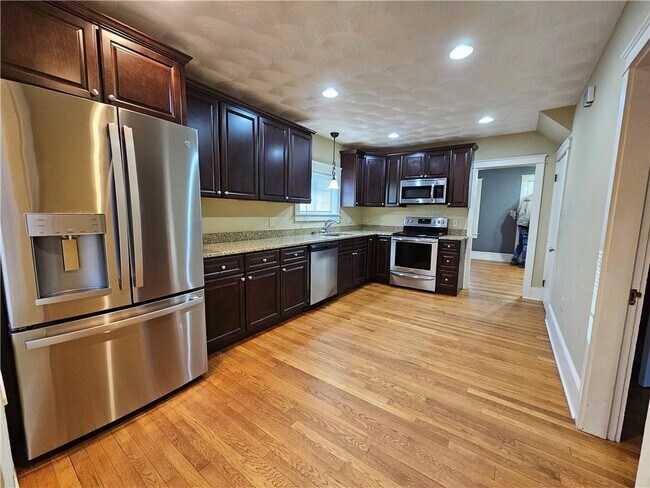 Foto del edificio - 163 Pleasant View Ave