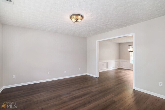 Building Photo - 240 Lake Valley Dr SW