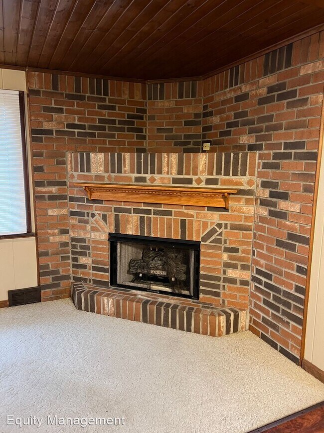 Building Photo - 4 br, 1 bath House - 833 Lawrence