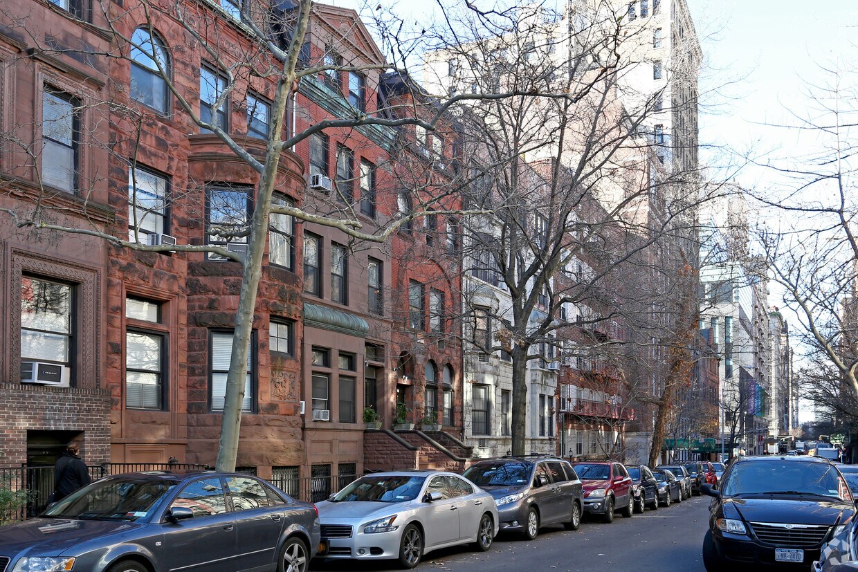 Building Photo - 156 W 76th St