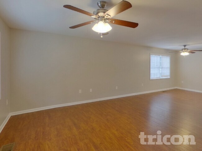 Foto del edificio - 310 Valley Glen Ct NW