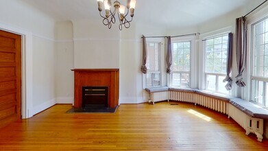 Building Photo - 157 Spadina Rd