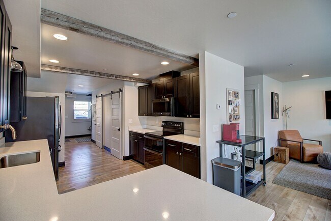 Foto del edificio - 1010 E 7th St