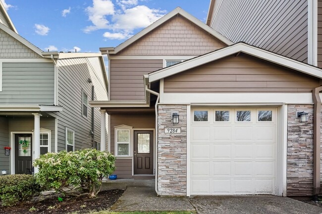 Building Photo - 3 Bed/ 3bath Townhome + 1 Car Garage + W/D + Fenced Patio/Yard!