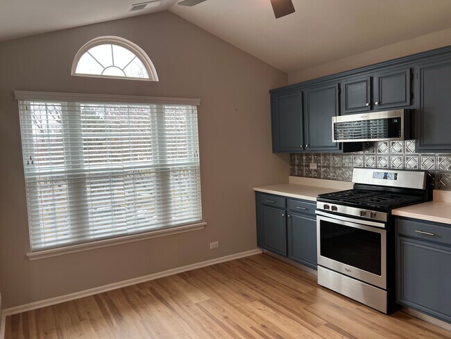 Foto del edificio - 401 Cromwell Cir