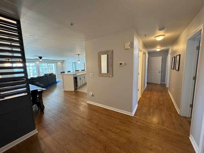 Building Photo - Waterfront condo, located just a mile to R...