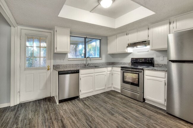 Building Photo - 2 Bedroom Townhouse with Views of County P...