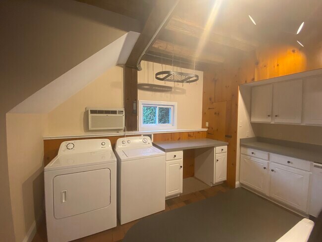 Building Photo - 336 E Dark Hollow Rd