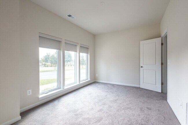Building Photo - Stunning 4 BR/4.5 BA EOG Townhome in Rockv...