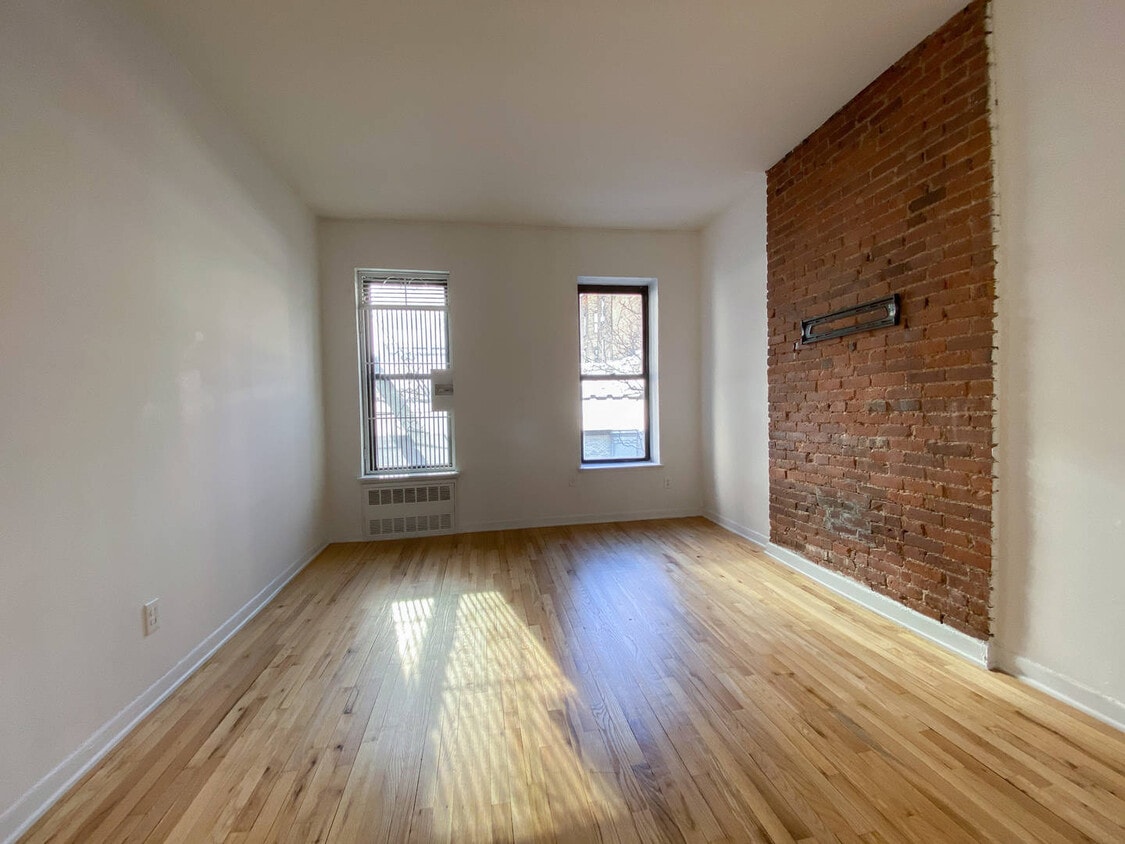 Building Photo - 214 E 85th St