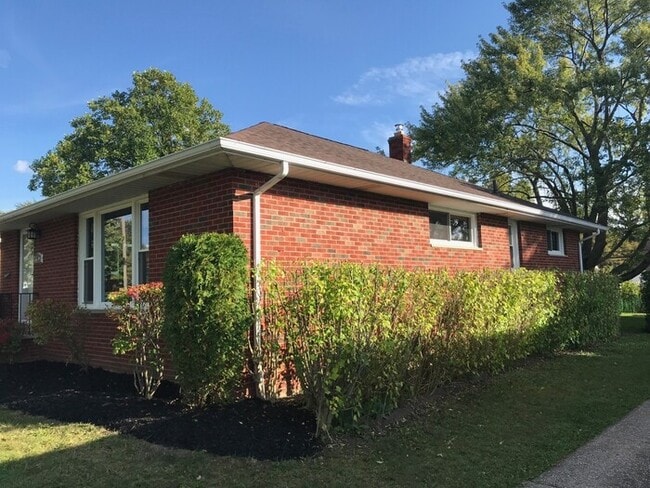 Building Photo - Luxury living at a great price!