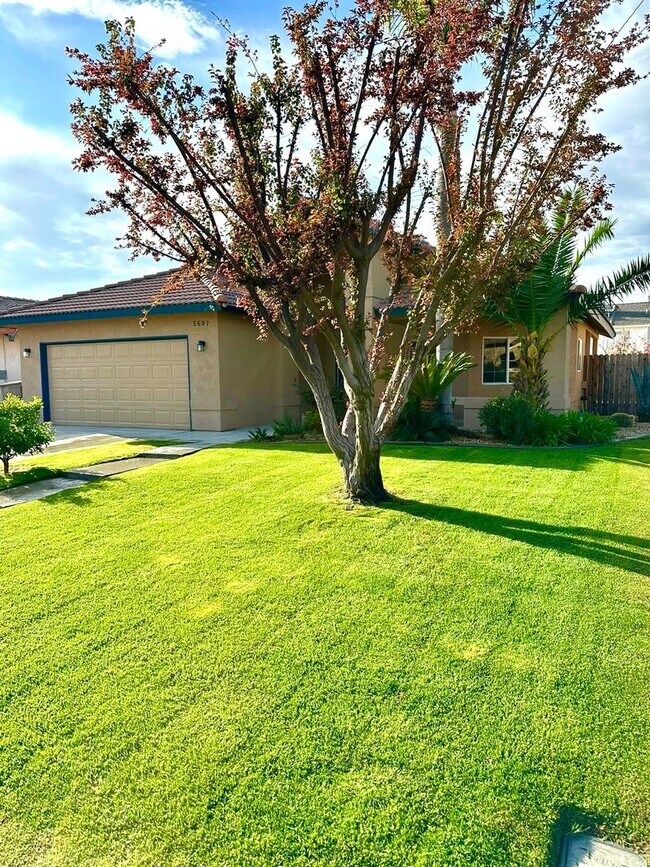 Building Photo - SW-Bakersfield 3 bedrooms 2 baths
