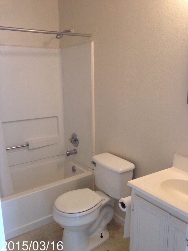 Building Photo - 3 Bdrm 1 Bath Home Available for Immediate...