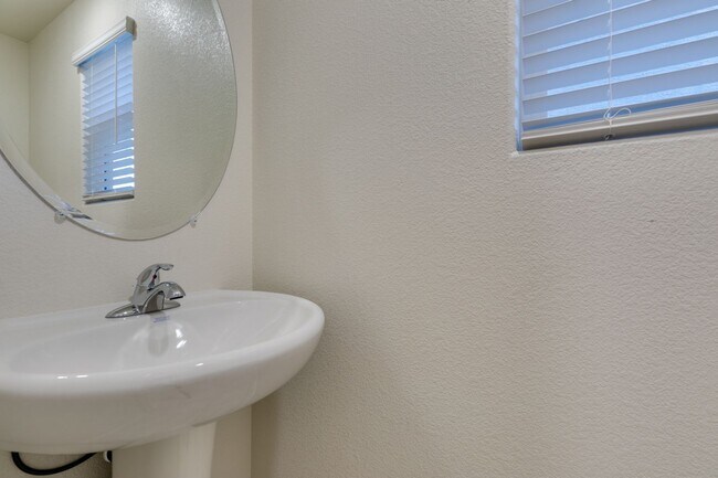 Foto del edificio - GORGEOUS TOWNHOME*UPGRADED*ALL APPLIANCES*...