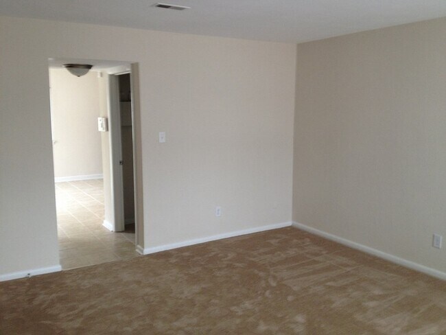 Foto del edificio - 3 Bedroom End Unit Townhome in Virginia Beach
