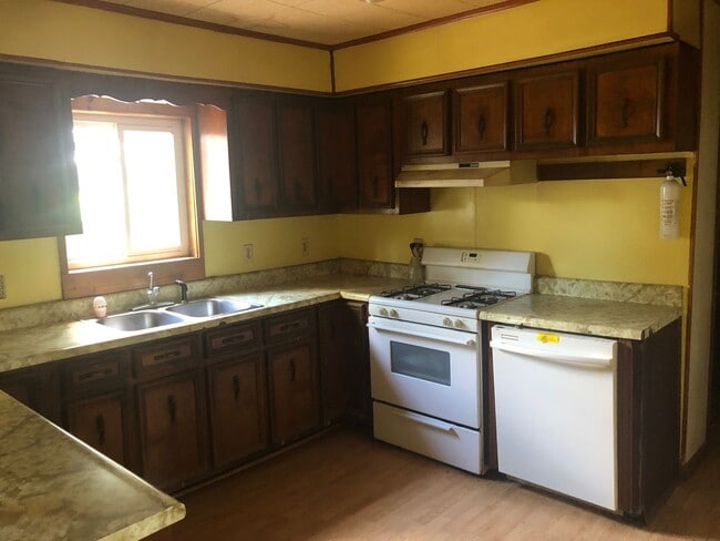 Building Photo - QULIN - 3bedroom, 3 car detached garage, near Poplar Bluff - $799 Month / $899Down