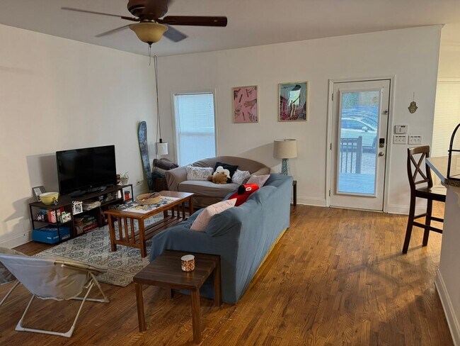 Foto del edificio - 4 Bedroom Downtown Beauty!