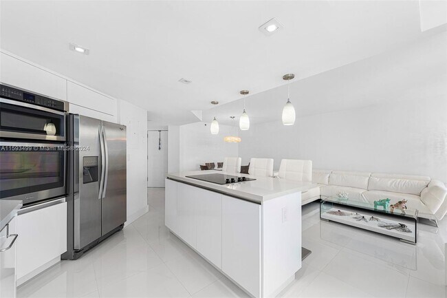 Foto del edificio - 5880 Collins Ave