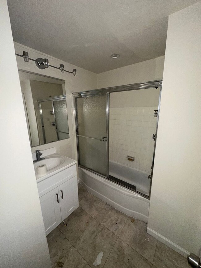 Building Photo - 3 bed, 1.5 bath townhome in Upper Darby