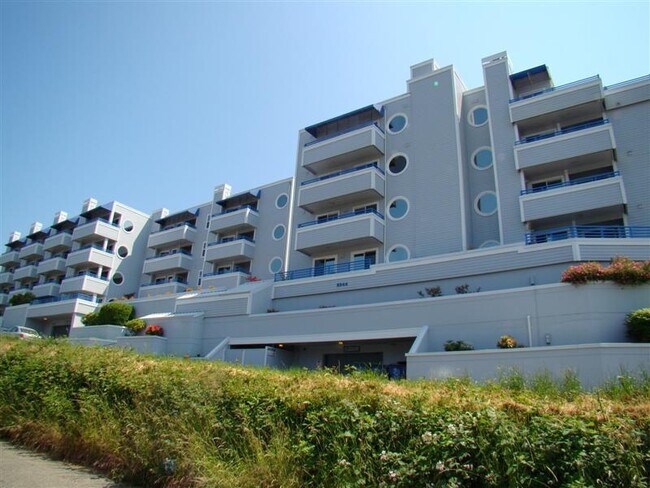 Building Photo - 2244