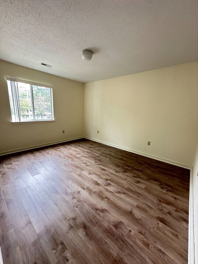 Building Photo - 2 Bed 1 Bath Condo