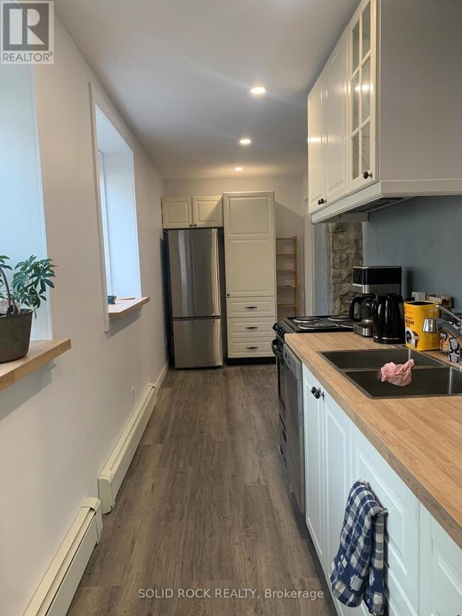 Building Photo - 71 King St E