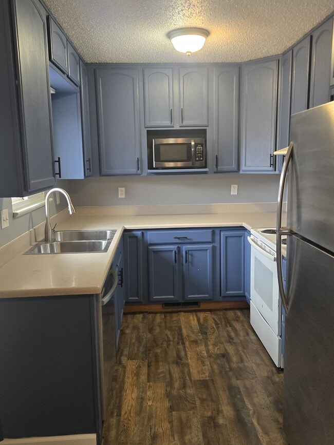 Foto del edificio - 807 Hutchinson Dr