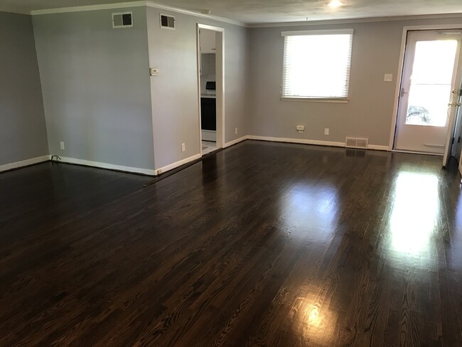 Dining area - 4001 W 67th St